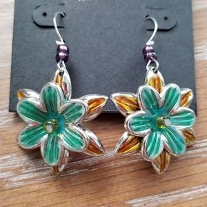 🎉 5 for $25: Flower earrings.